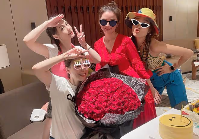 一眾港星扎堆海南度假!阿嬌阿Sa坐遊艇出海,李彩樺衝浪大秀美腿