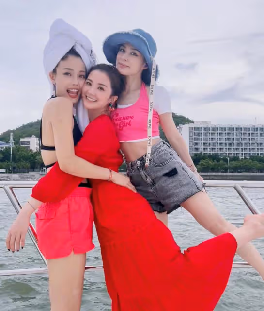 一眾港星扎堆海南度假!阿嬌阿Sa坐遊艇出海,李彩樺衝浪大秀美腿