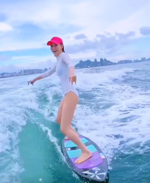 一眾港星扎堆海南度假!阿嬌阿Sa坐遊艇出海,李彩樺衝浪大秀美腿
