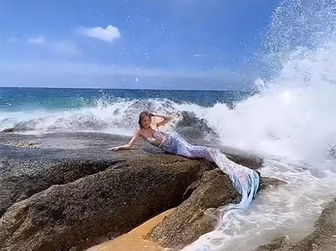 一眾港星扎堆海南度假!阿嬌阿Sa坐遊艇出海,李彩樺衝浪大秀美腿