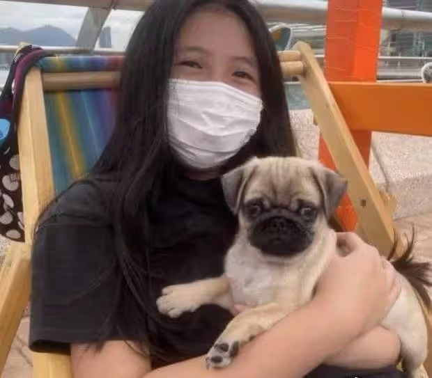 邱淑貞小女兒罕見露面!素顏出鏡五官與媽媽相似,穿短褲秀白皙美腿,秀髪飄逸性感十足,網友:是天生的美人胚子