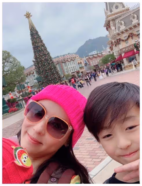 張柏芝小兒子正臉罕見曝光!濃眉大眼鼻樑高挺,顏值超過兩個哥哥,網友驚呼:基因太強大