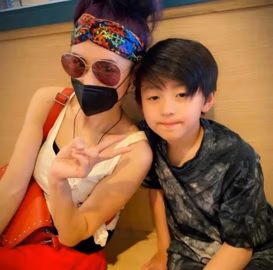 張柏芝小兒子正臉罕見曝光！濃眉大眼鼻樑高挺，顏值超過兩個哥哥，網友驚呼：基因太強大