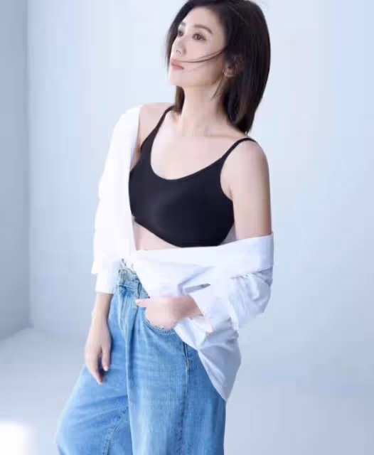 再現「趙敏」之美貌!47歲賈靜雯「半露香肩」下頜線完美,皮膚白皙網直呼:不愧是「凍齡」女神