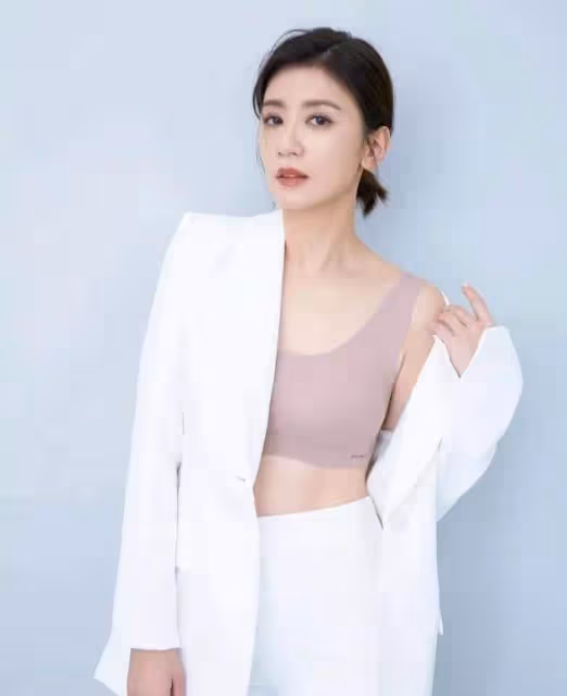再現「趙敏」之美貌!47歲賈靜雯「半露香肩」下頜線完美,皮膚白皙網直呼:不愧是「凍齡」女神