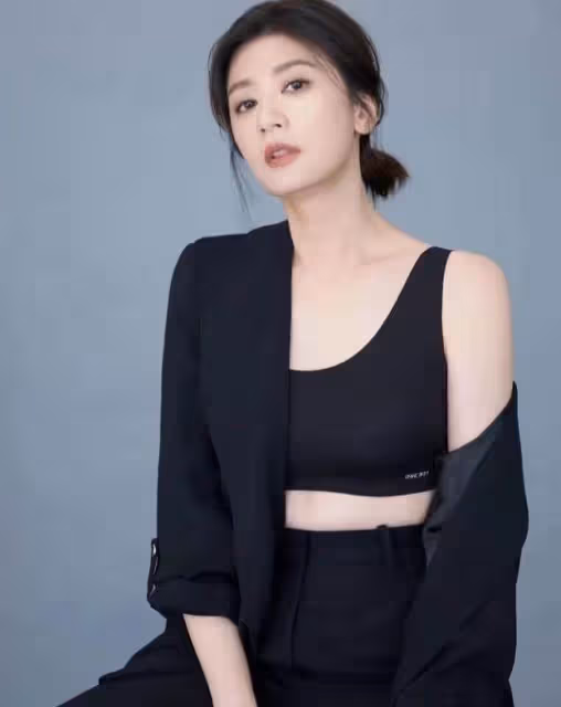 再現「趙敏」之美貌!47歲賈靜雯「半露香肩」下頜線完美,皮膚白皙網直呼:不愧是「凍齡」女神