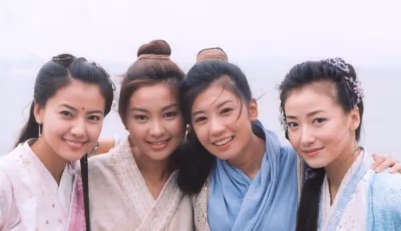 再現「趙敏」之美貌!47歲賈靜雯「半露香肩」下頜線完美,皮膚白皙網直呼:不愧是「凍齡」女神
