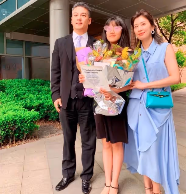 再現「趙敏」之美貌!47歲賈靜雯「半露香肩」下頜線完美,皮膚白皙網直呼:不愧是「凍齡」女神