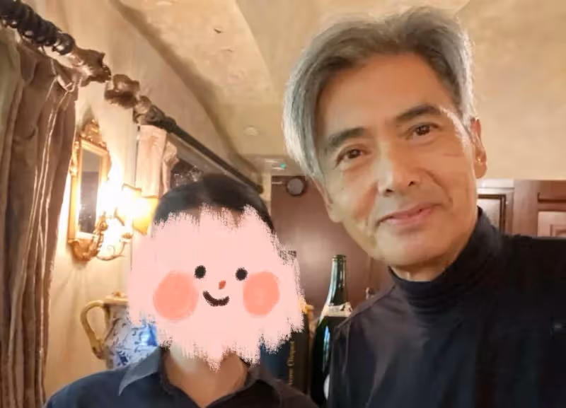 67歲周潤發與女粉絲合影!「滿頭白髪」身形精瘦,五官帥氣「謙遜低調」氣質儒雅,網友:相由心生