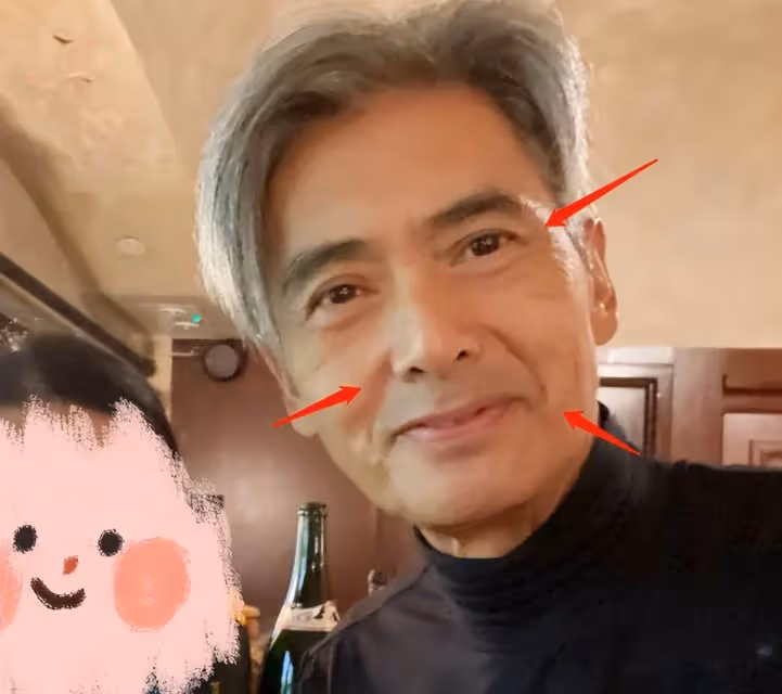 67歲周潤發與女粉絲合影!「滿頭白髪」身形精瘦,五官帥氣「謙遜低調」氣質儒雅,網友:相由心生