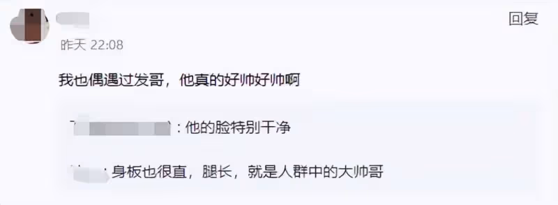 67歲周潤發與女粉絲合影!「滿頭白髪」身形精瘦,五官帥氣「謙遜低調」氣質儒雅,網友:相由心生