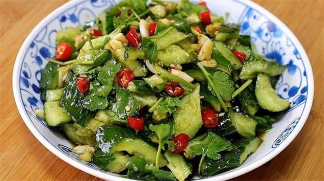 夏天到了，教你做一個涼拌黃瓜，飯店裡那麼好吃原來是有技巧的