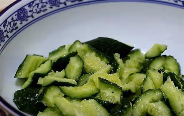 夏天到了，教你做一個涼拌黃瓜，飯店裡那麼好吃原來是有技巧的