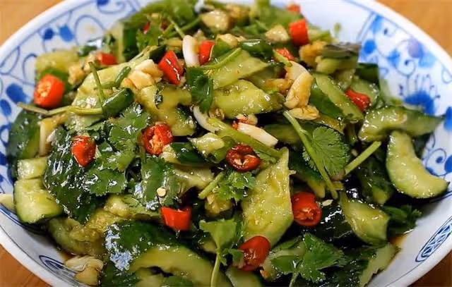 夏天到了，教你做一個涼拌黃瓜，飯店裡那麼好吃原來是有技巧的