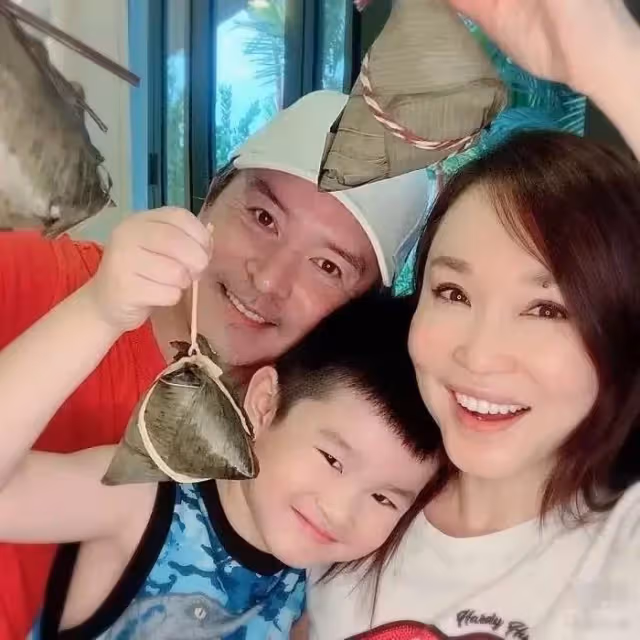 新加坡第一美范文芳為老公慶生:兒子zed才7歲快到爸爸肩膀,夫妻倆反差好大