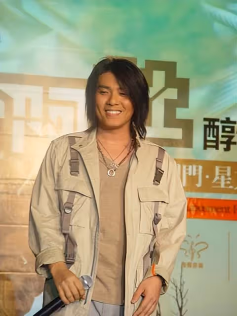 他是新加坡「工地歌王」:從包工頭到一夜成名,阿杜為何在巔峰時期隱退?