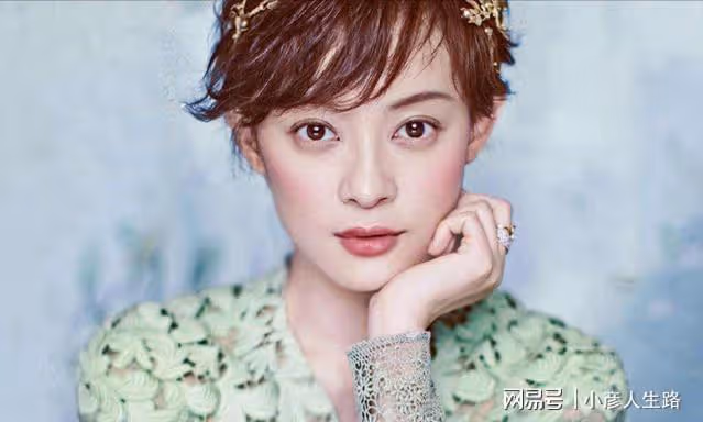 演員孫儷：婚後家庭歡樂多，菜棚抓豬接地氣，網友：越長越像鄧超