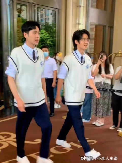 網傳楊冪錄《密室》眼睛受傷被救護車拉走，楊冪發朋友圈報平安！