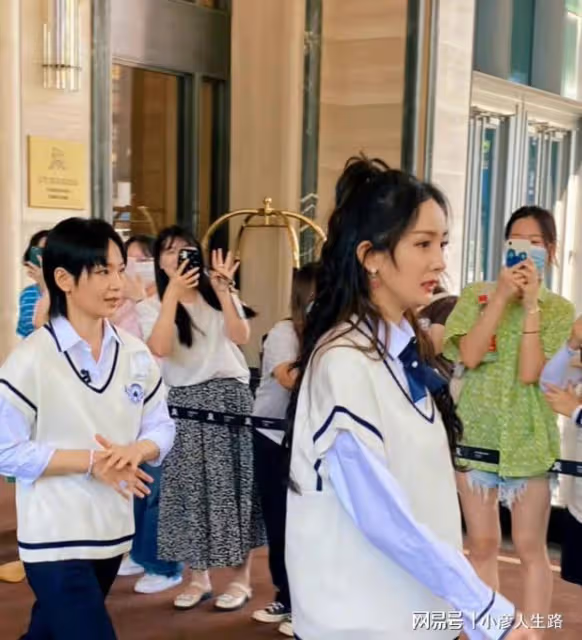 網傳楊冪錄《密室》眼睛受傷被救護車拉走，楊冪發朋友圈報平安！