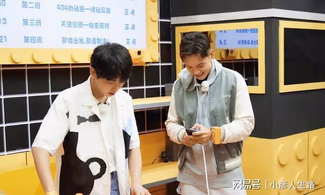 網傳楊冪錄《密室》眼睛受傷被救護車拉走，楊冪發朋友圈報平安！