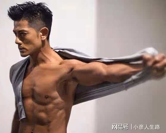 明明是年過50的大叔,身材卻遠勝18歲小伙,這才是高質量男星