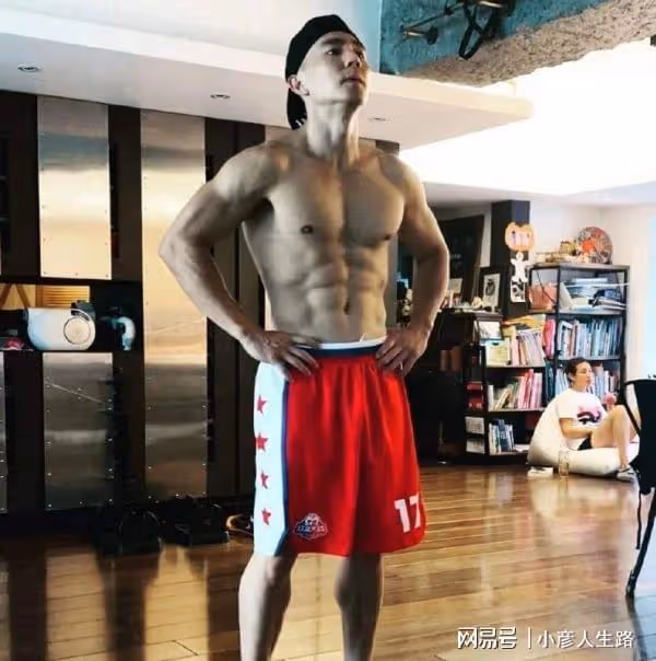 明明是年過50的大叔,身材卻遠勝18歲小伙,這才是高質量男星