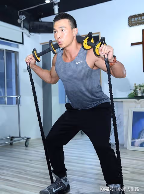 明明是年過50的大叔,身材卻遠勝18歲小伙,這才是高質量男星