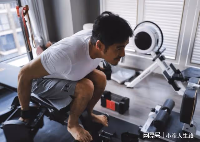 明明是年過50的大叔，身材卻遠勝18歲小伙，這才是高質量男星