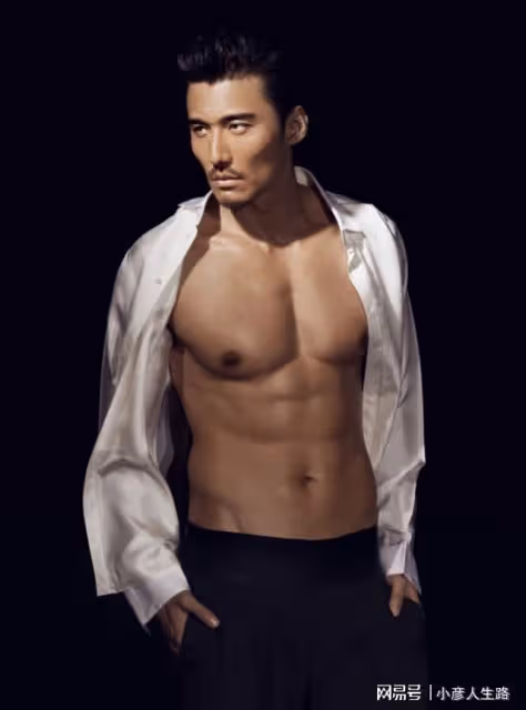 明明是年過50的大叔，身材卻遠勝18歲小伙，這才是高質量男星
