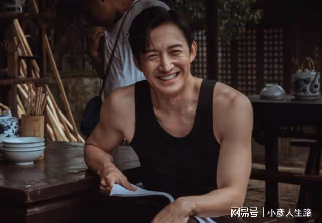 明明是年過50的大叔,身材卻遠勝18歲小伙,這才是高質量男星