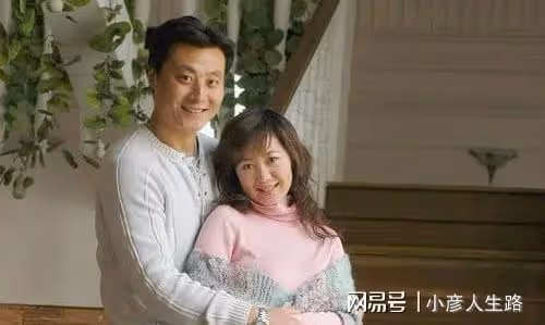 任程偉:成名後不忘患難妻,生兩個女兒家庭幸福!