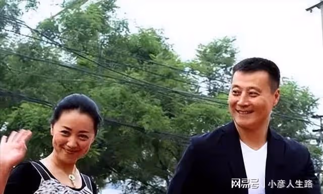 任程偉:成名後不忘患難妻,生兩個女兒家庭幸福!