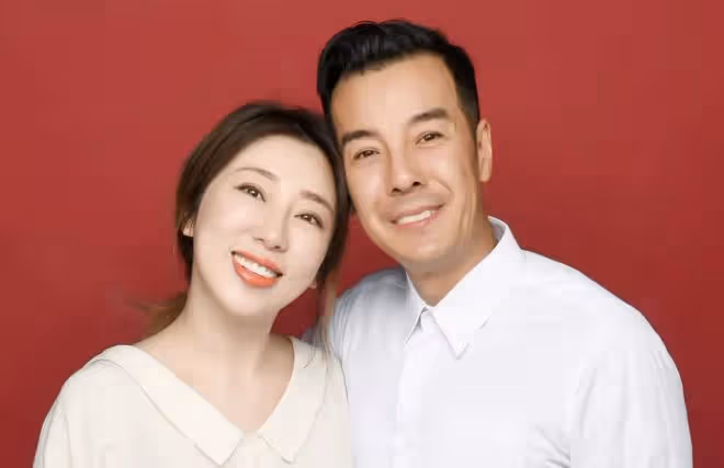 51歲海一天慶結婚4周年，緊摟漂亮老婆秀恩愛，夫妻同框如兩代人