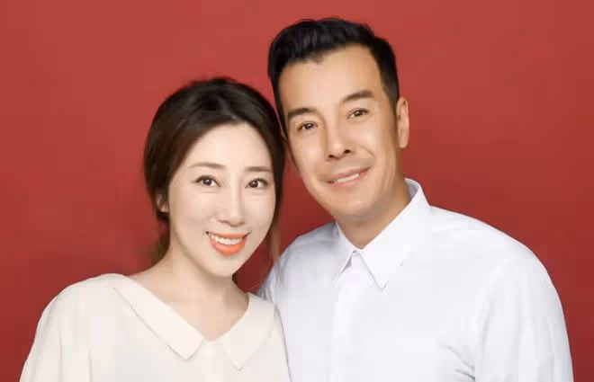 51歲海一天慶結婚4周年，緊摟漂亮老婆秀恩愛，夫妻同框如兩代人