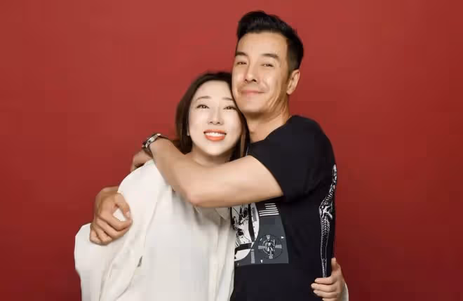 51歲海一天慶結婚4周年，緊摟漂亮老婆秀恩愛，夫妻同框如兩代人