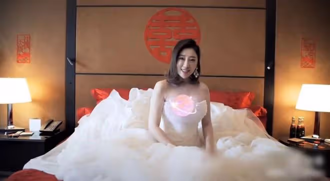 51歲海一天慶結婚4周年，緊摟漂亮老婆秀恩愛，夫妻同框如兩代人