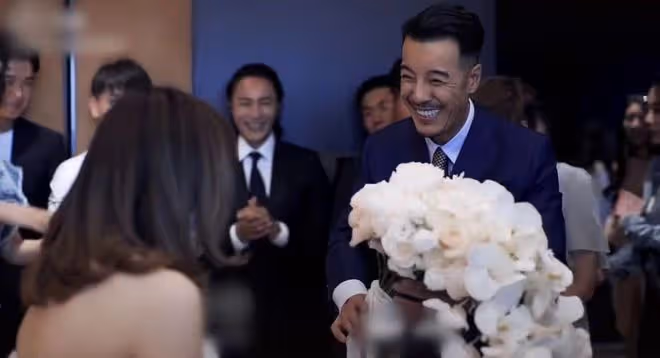 51歲海一天慶結婚4周年，緊摟漂亮老婆秀恩愛，夫妻同框如兩代人