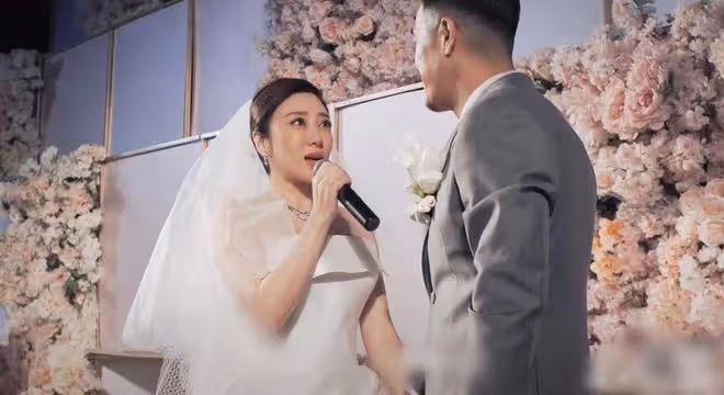 51歲海一天慶結婚4周年，緊摟漂亮老婆秀恩愛，夫妻同框如兩代人