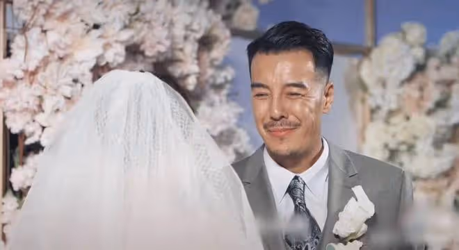51歲海一天慶結婚4周年,緊摟漂亮老婆秀恩愛,夫妻同框如兩代人