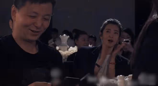 51歲海一天慶結婚4周年,緊摟漂亮老婆秀恩愛,夫妻同框如兩代人