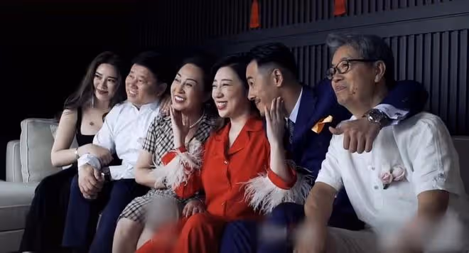 51歲海一天慶結婚4周年,緊摟漂亮老婆秀恩愛,夫妻同框如兩代人