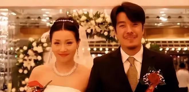 51歲海一天慶結婚4周年,緊摟漂亮老婆秀恩愛,夫妻同框如兩代人