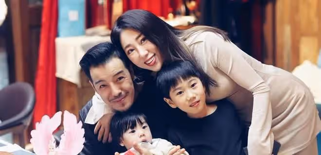 51歲海一天慶結婚4周年,緊摟漂亮老婆秀恩愛,夫妻同框如兩代人