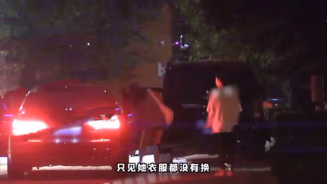 31歲女星疑戀情曝光,深夜穿短褲與神秘男子約會,還挽手親密回家