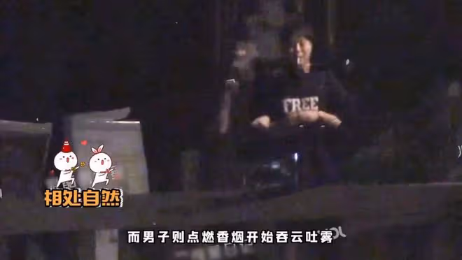 31歲女星疑戀情曝光,深夜穿短褲與神秘男子約會,還挽手親密回家