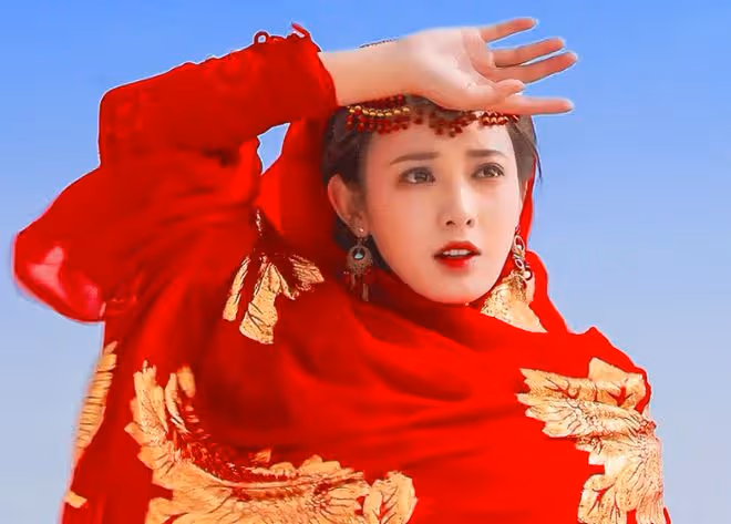 31歲女星疑戀情曝光,深夜穿短褲與神秘男子約會,還挽手親密回家