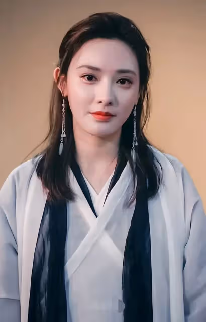 31歲女星疑戀情曝光,深夜穿短褲與神秘男子約會,還挽手親密回家