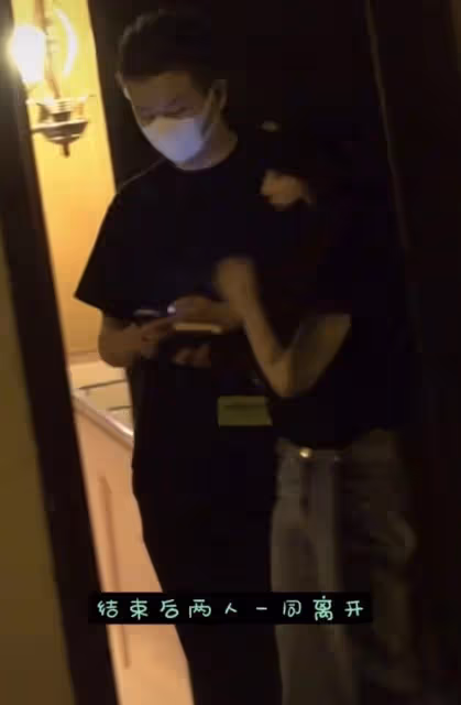 31歲女星疑戀情曝光,深夜穿短褲與神秘男子約會,還挽手親密回家