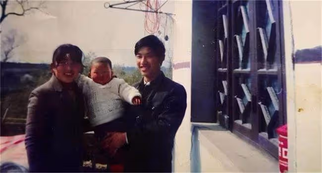養恩大過天，夫妻撿到棄嬰扛煤氣罐供讀博士，25年後親生父母帶220萬認親被拒：我有父母