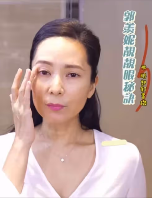 48歲郭羨妮「素顏」大變樣,女神「眼窩凹陷」現原形,老了20歲像奶奶,網友稱贊:敢真面目示人,有勇氣